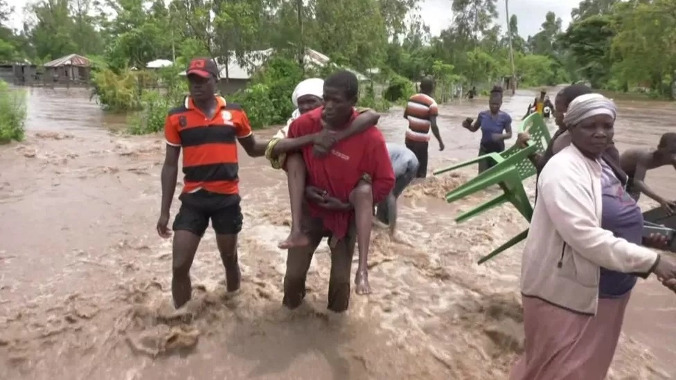 فيضانات تسببت بها الأمطار الموسمية الغزيرة التي ضربت شرق أفريقيا وأجبرت الناس على ترك منازلهم