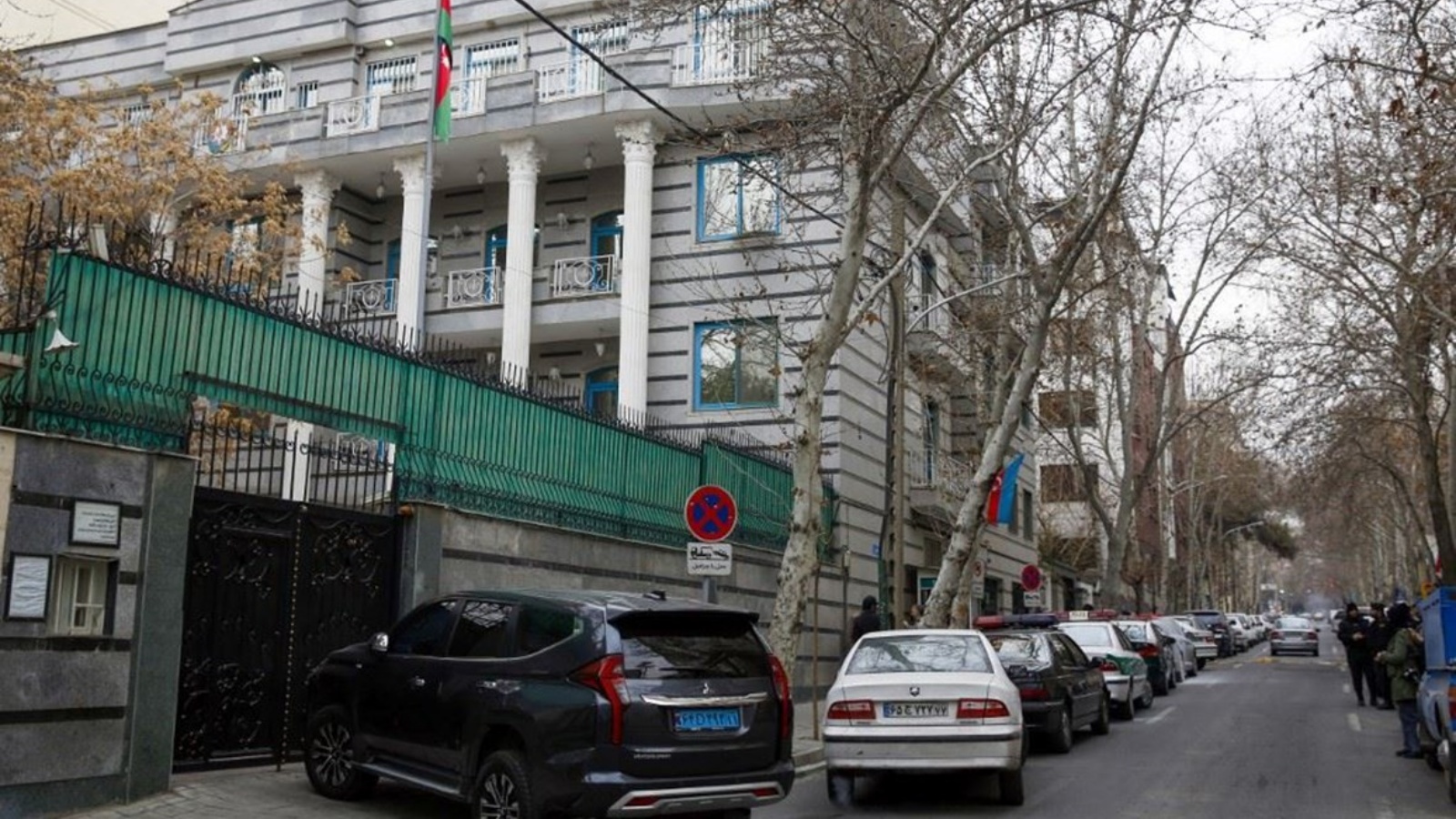 الشرطة تقف في حراسة أمام سفارة أذربيجان في طهران 