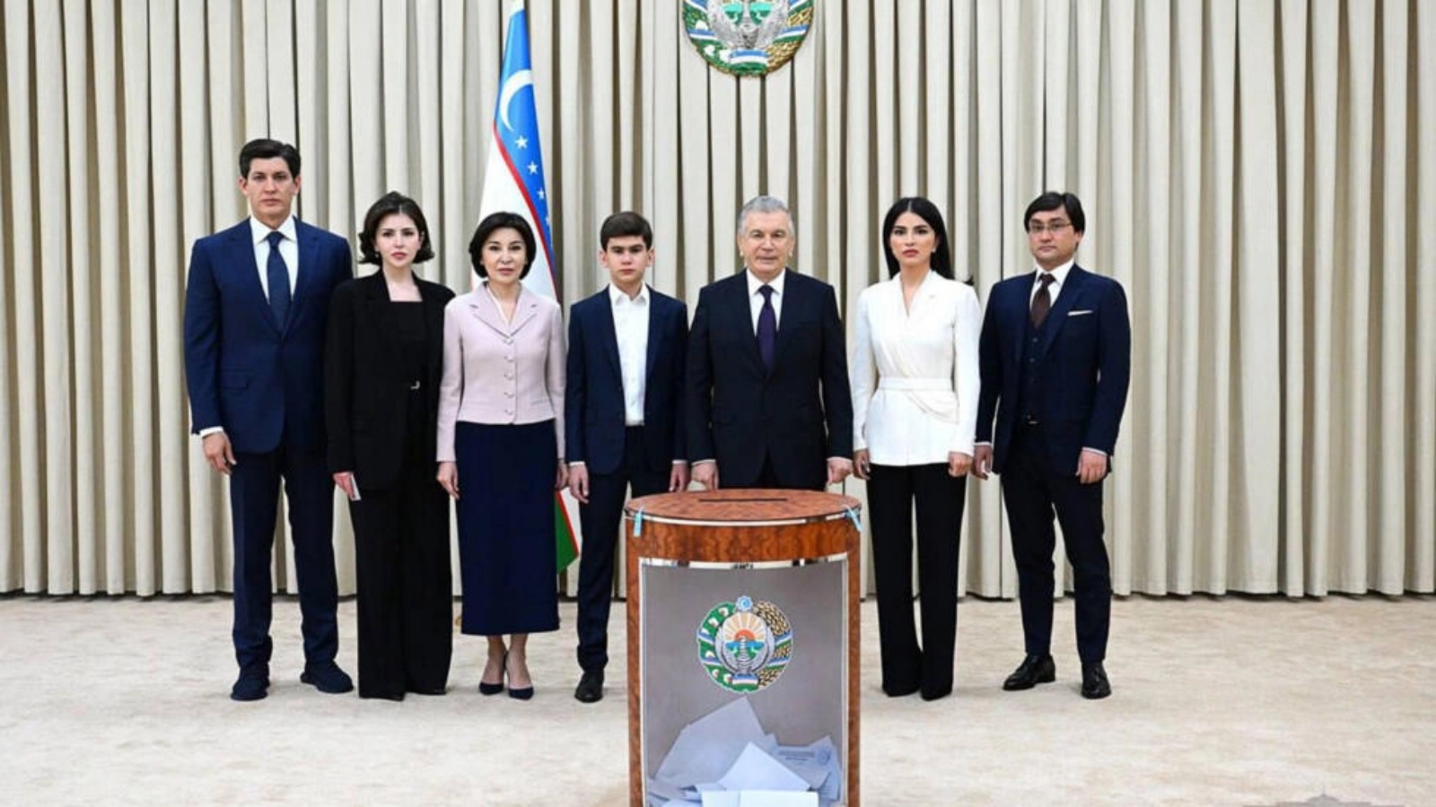 صورة وزعتها الرئاسة في أوزبكستان للرئيس شوكت ميرزيوييف وأفراد عائلته لدى زيارتهم قلم اقتراع في 30 أبريل 2023.