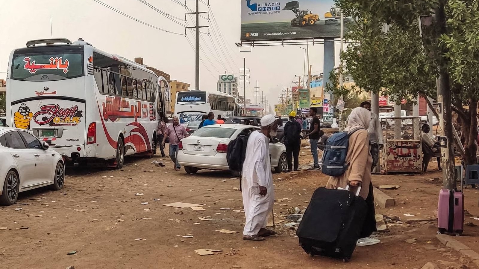 أشخاص يستعدون لركوب حافلة تقلع من جنوب الخرطوم مع احتدام المعارك في المدينة