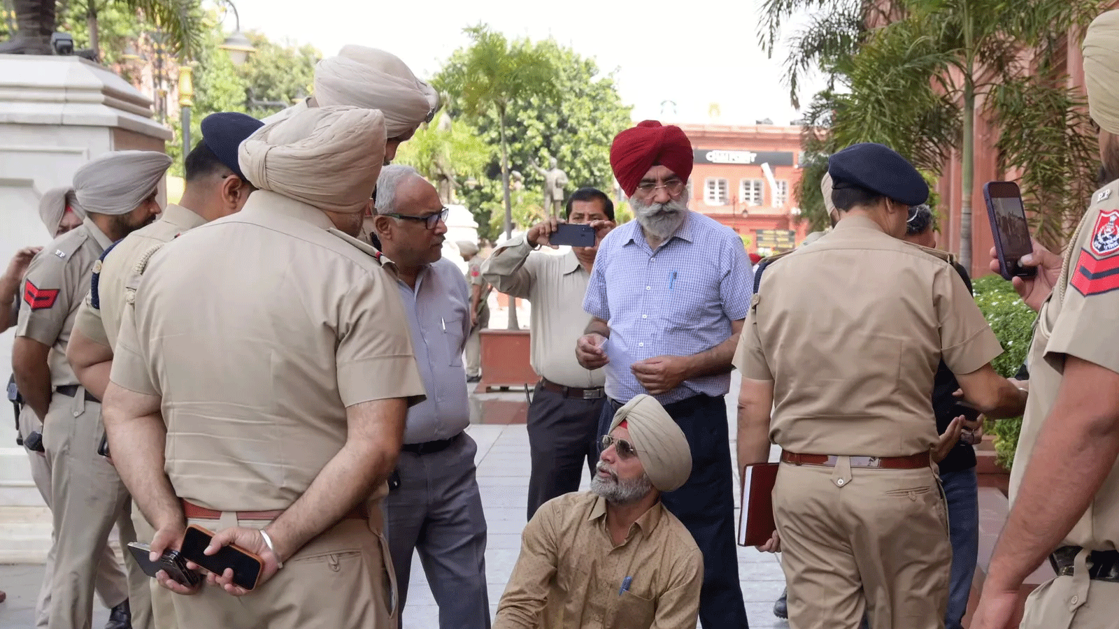 رجال شرطة البنجاب يتفقدون موقع انفجار في شارع التراث بالقرب من المعبد الذهبي في أمريتسار في 7 ايار\ مايو 2023