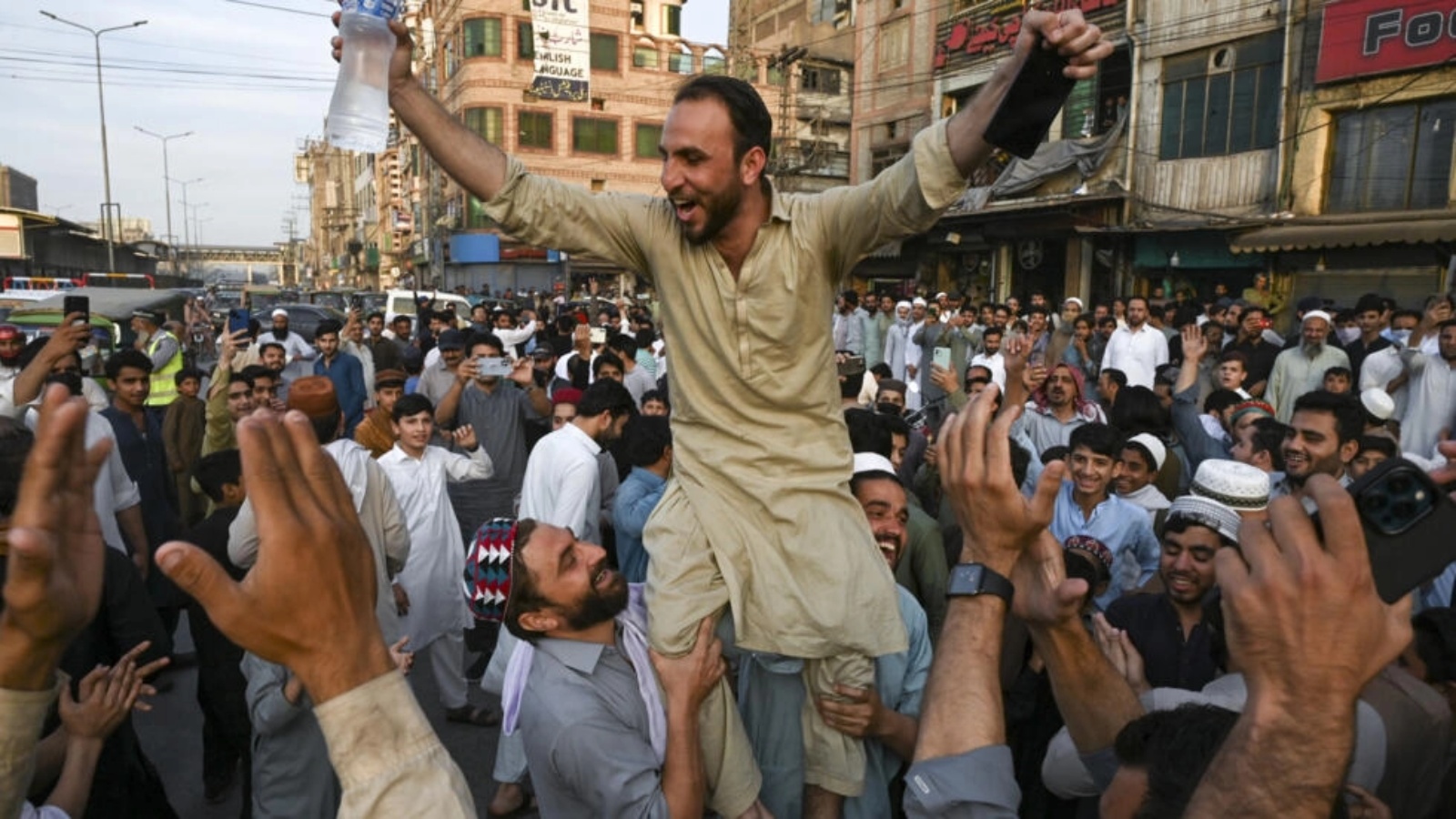 مناصرو رئيس الوزراء الباكستاني السابق عمران خان يتظاهرون فرحا بعد قرار المحكمة العليا إبطال توقيفه، في 11 مايو 2023 في بيشاور