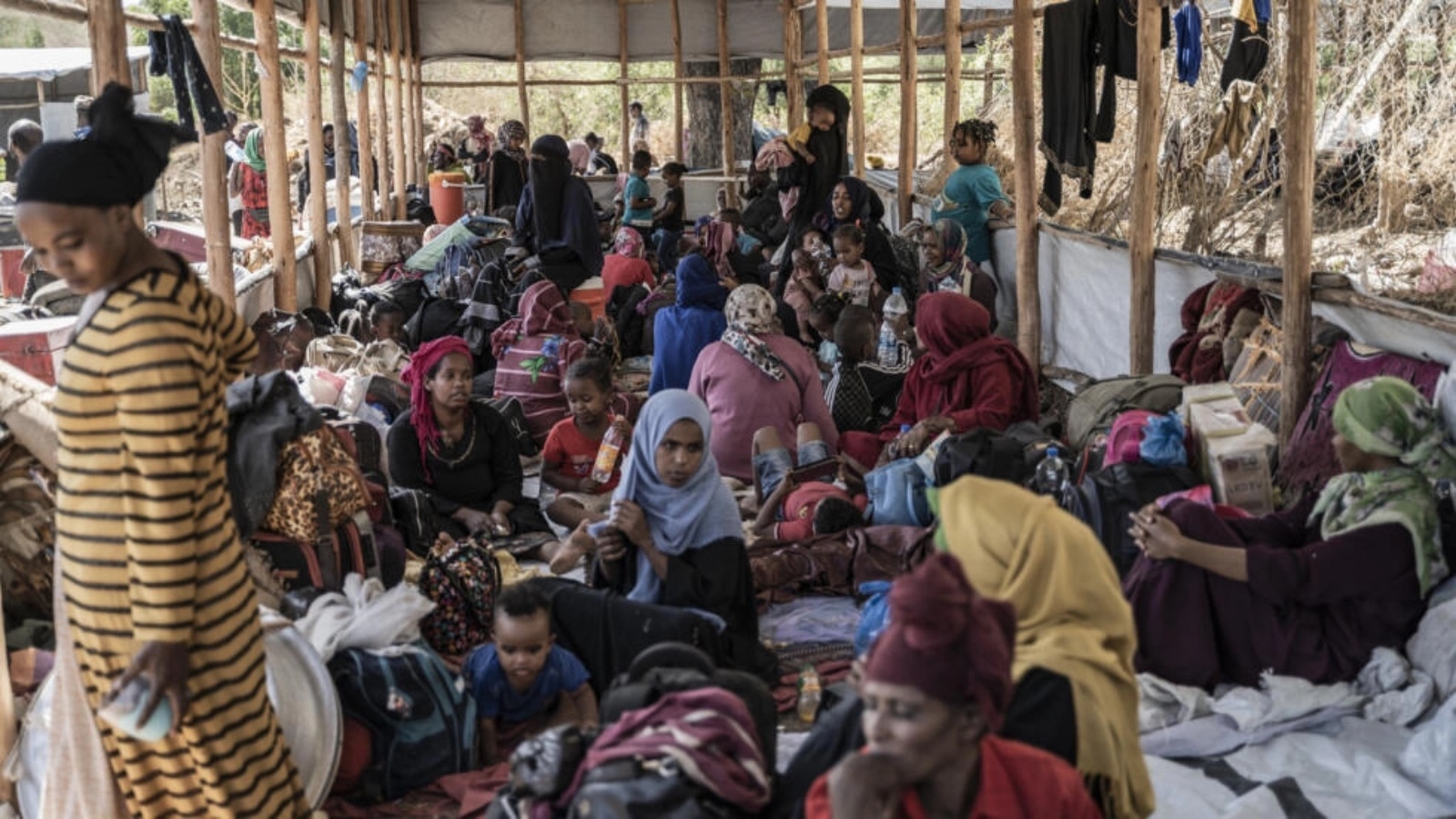 لاجئون من السودان ينتظرون في ملجأ بمدينة ميتيما الإثيوبية في الرابع من مايو 2023.