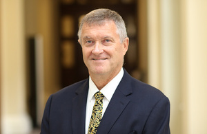 المبعوث البريطاني للقمة مع أفريقيا أليستر ماكفيل 