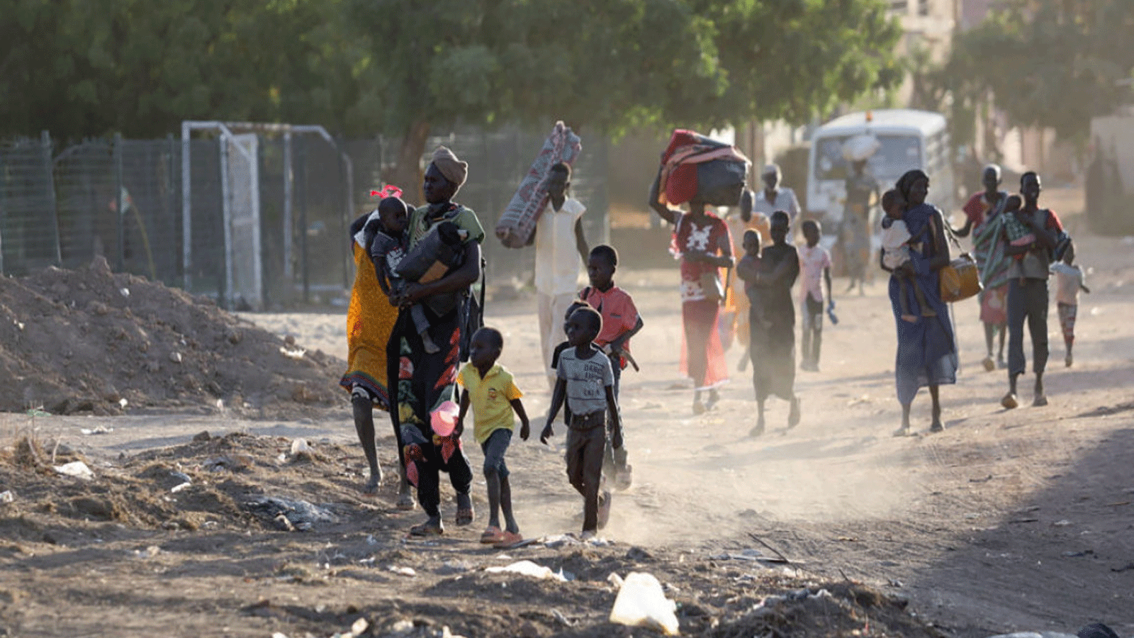 سودانيون يهربون من مناطق الاقتتال بحثاً عن مساكن آمنة