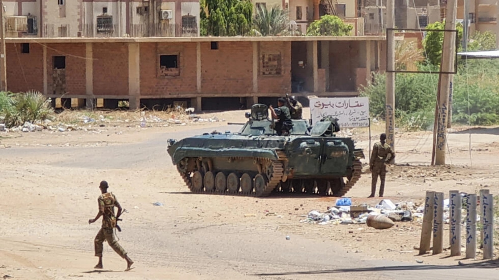 جنود بالقرب من دبابة في أحد شوارع العاصمة السودانية الخرطوم في 06 مايو 2023 