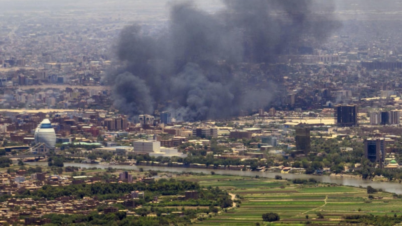 دخان حرائق في أحد أحياء العاصمة السودانية الخرطوم