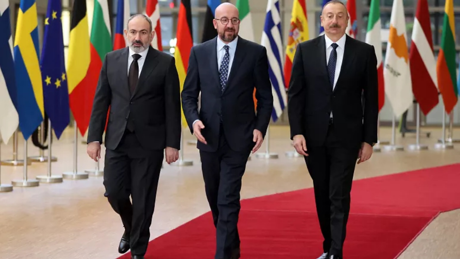 الرئيس الأذري إلهام علييف (يمين) ، تشارلز ميشيل رئيس المجلس الأوروبي (وسط) ورئيس الوزراء الأرميني نيكول باشينيان في بروكسل في 04 يونيو 2022 