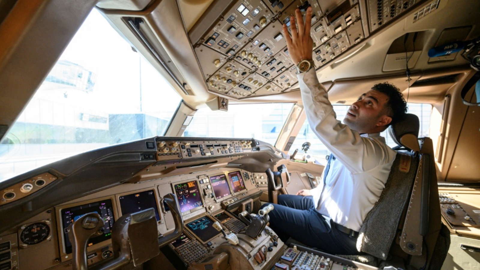 طيار داخل قمرة القيادة في طائرة تابعة لشركة 
