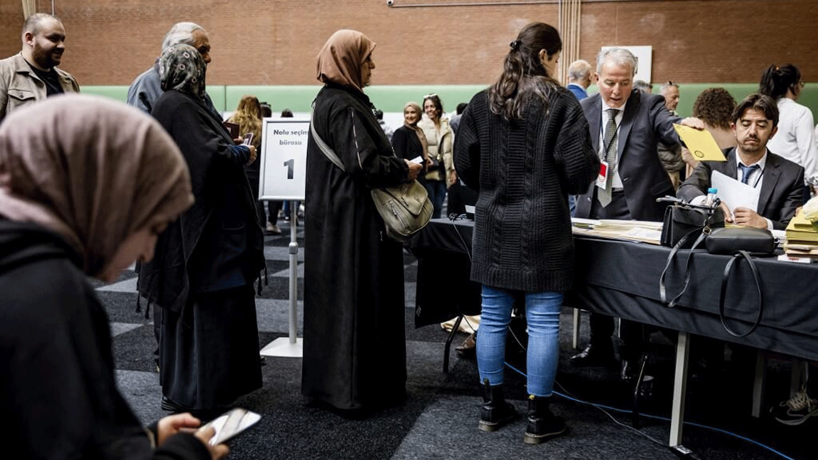 الأتراك يصطفون للتصويت للانتخابات الرئاسية والبرلمانية التركية في مركز اقتراع في ديفينتر، وسط شرق هولندا