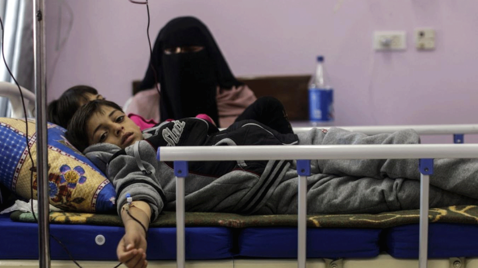 أطفال فلسطينيون يتلقون علاج السرطان في أحد مستشفيات مدينة غزة