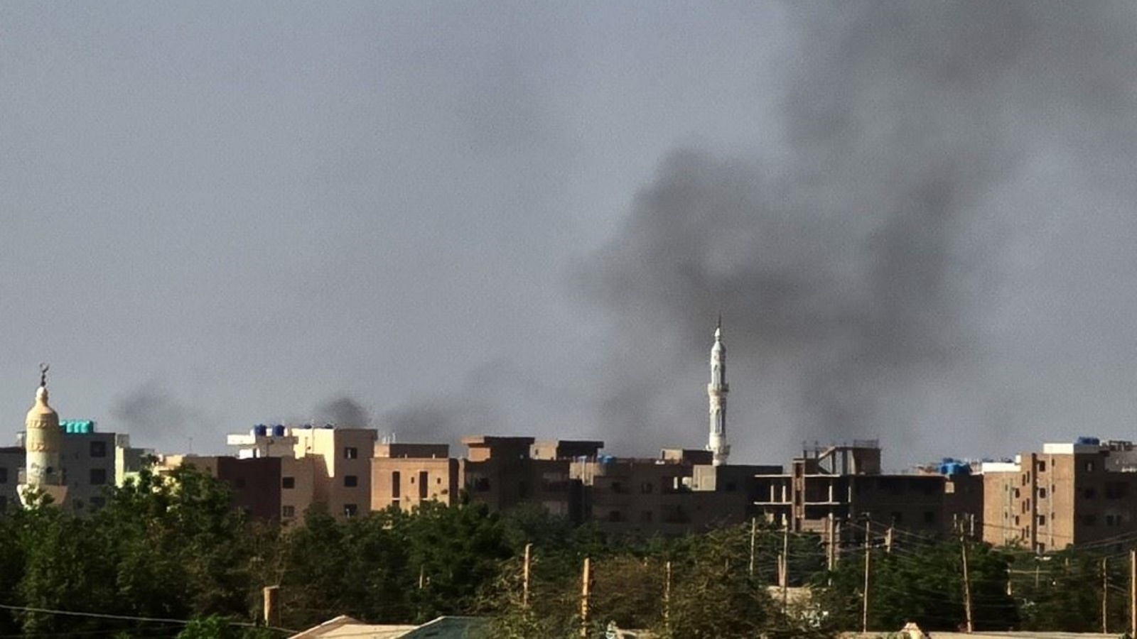 دخان يتصاعد في الخرطوم وسط قتال مستمر 7 مايو 2023