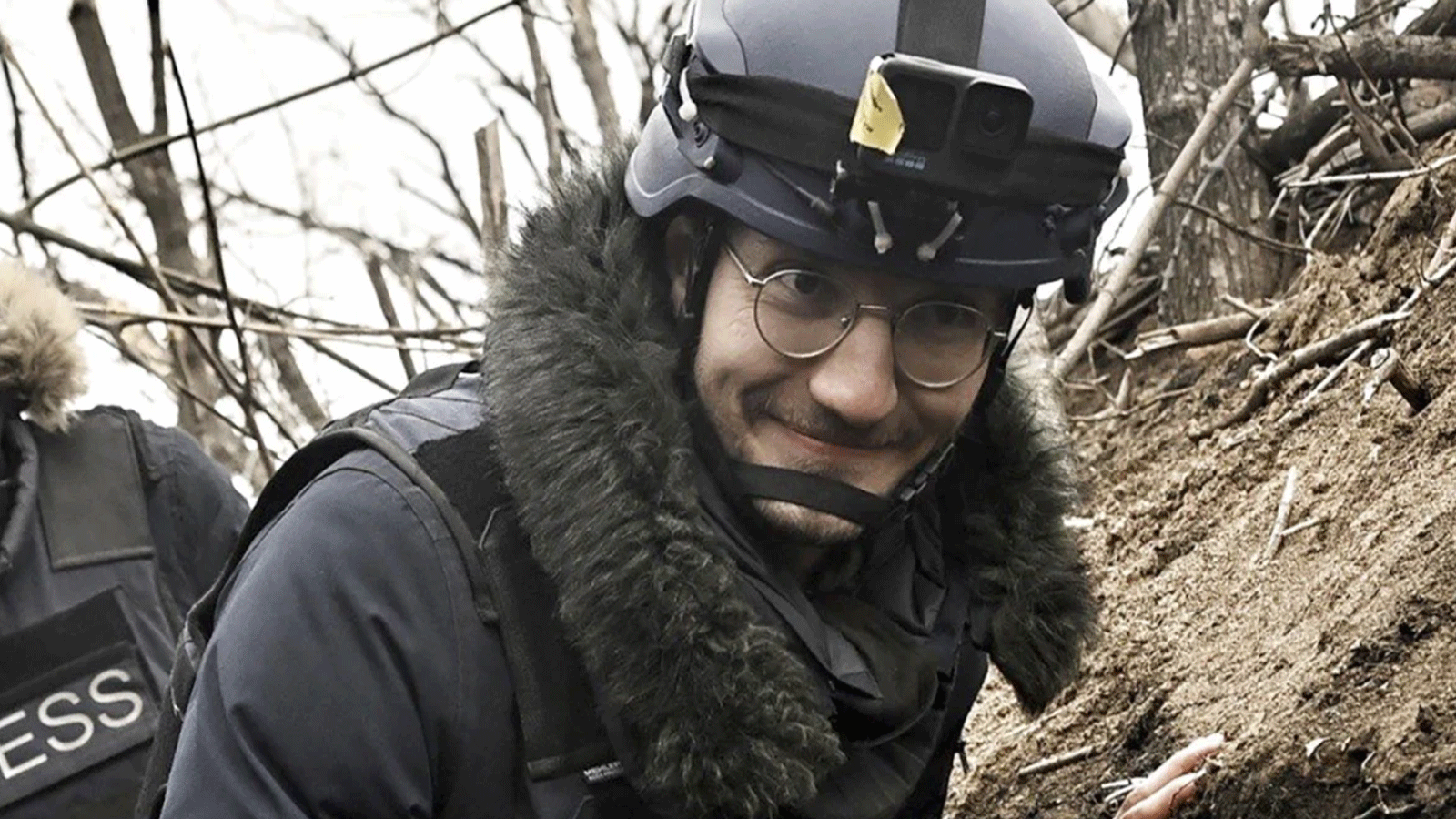 الصحفي في وكالة فرانس برس أرمان سولدين يسير في خندق أثناء تغطيته للحرب في أوكرانيا. 18 آذار\مارس 2023