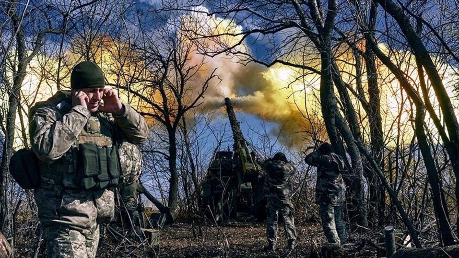 جنود أوكرانيون يطلقون القذائف في باخموت