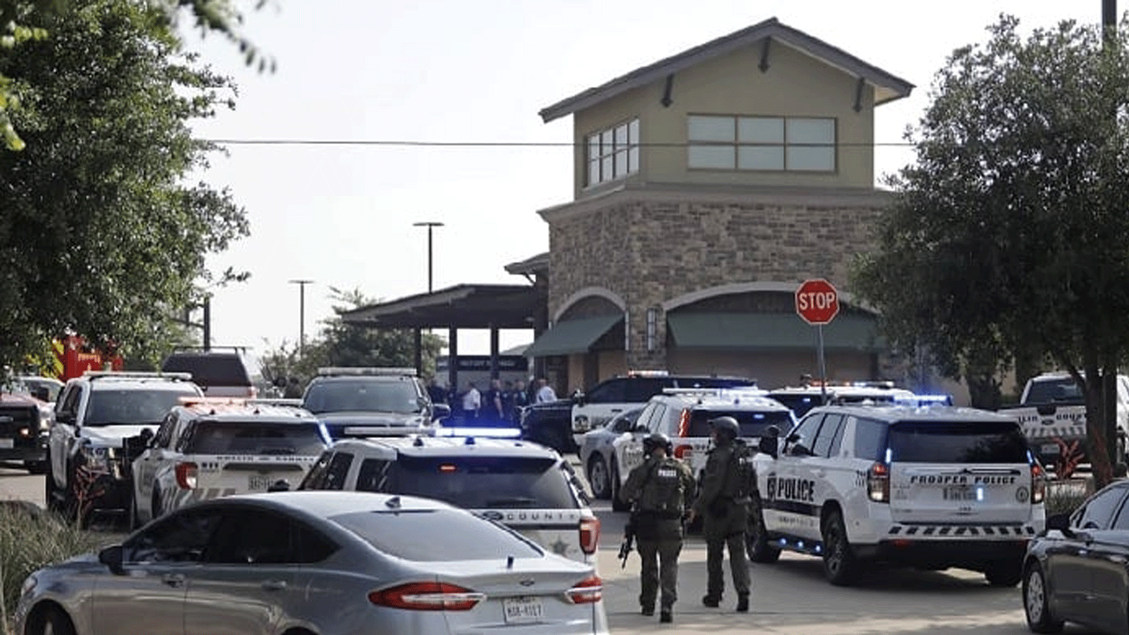 أفراد الطوارئ يقومون بمهامهم بعيد إطلاق النار في Allen Premium Outlets في ولاية تكساس الأميركية. 6 أيار\مايو 2023 