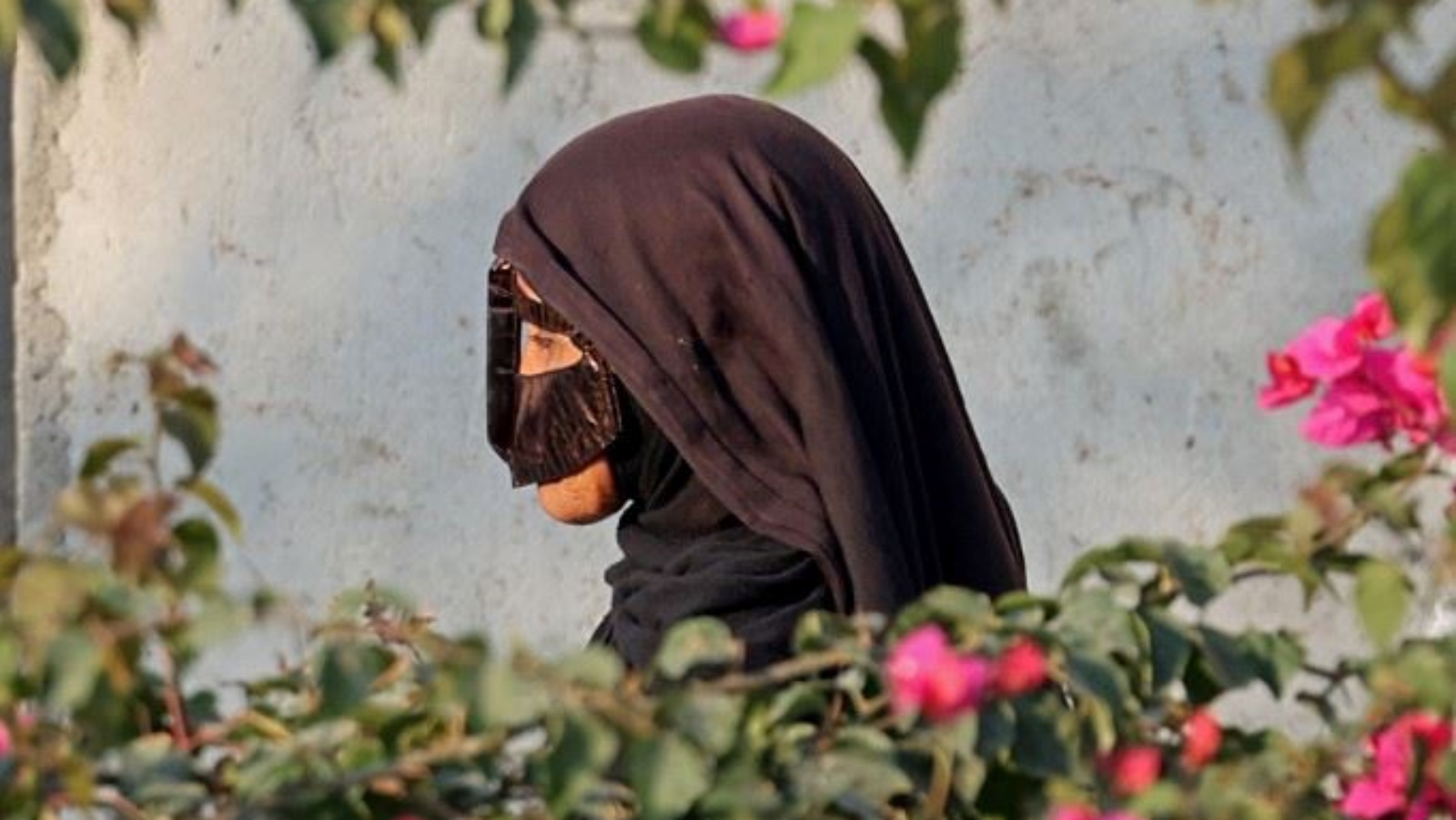 امرأة تمشي في جزيرة قشم الإيرانية 29 أبريل 2023