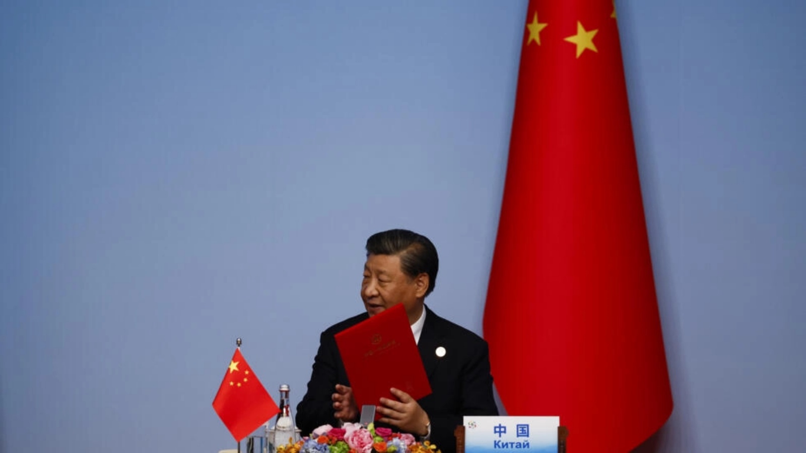 الرئيس الصيني شي جينبينغ يحمل إعلانًا موقعًا خلال مؤتمر صحافي مشترك لقمة الصين وآسيا الوسطى في شيان بمقاطعة شنشي بشمال الصين في 19 مايو 2023