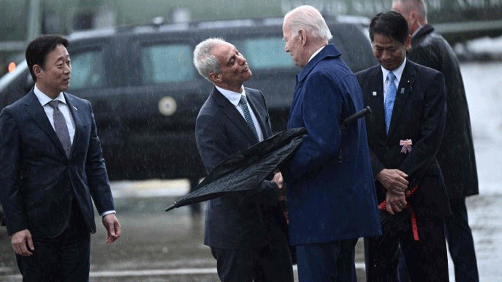 الرئيس الأميركي جو بايدن (وسط الصورة) يصافح السفير الأميركي لدى اليابان رام إيمانويل (وسط) عند وصوله إلى قاعدة مشاة البحرية الأميركية في إيواكوني. 18 ايار\مايو 2023، قبيل قمة قادة مجموعة السبع في هيروشيما
