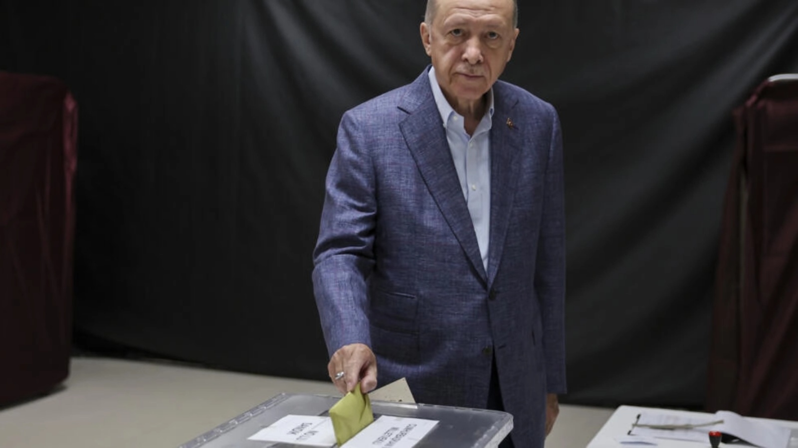 الرئيس التركي رجب طيب اردوغان يدلي بصوته في اسطنبول في 14 مايو 2023