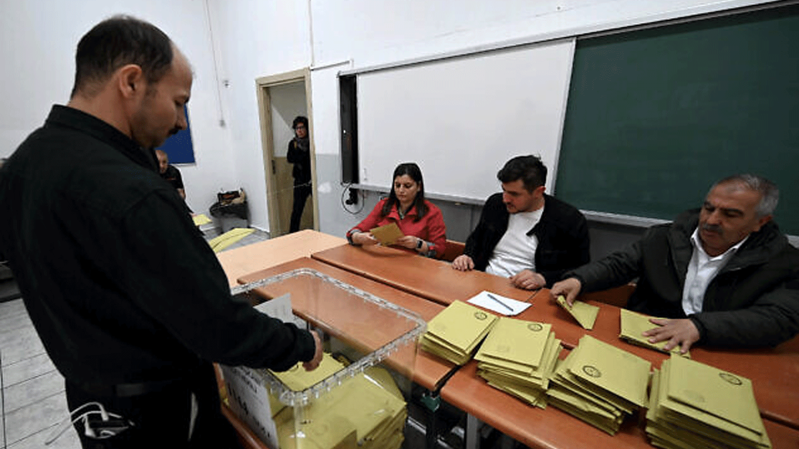 مسؤولو الانتخابات يعدّون الأصوات في مركز اقتراع بعد إغلاق مراكز الاقتراع في الانتخابات العامة التركية في اسطنبول في 14 ايار\مايو 2023