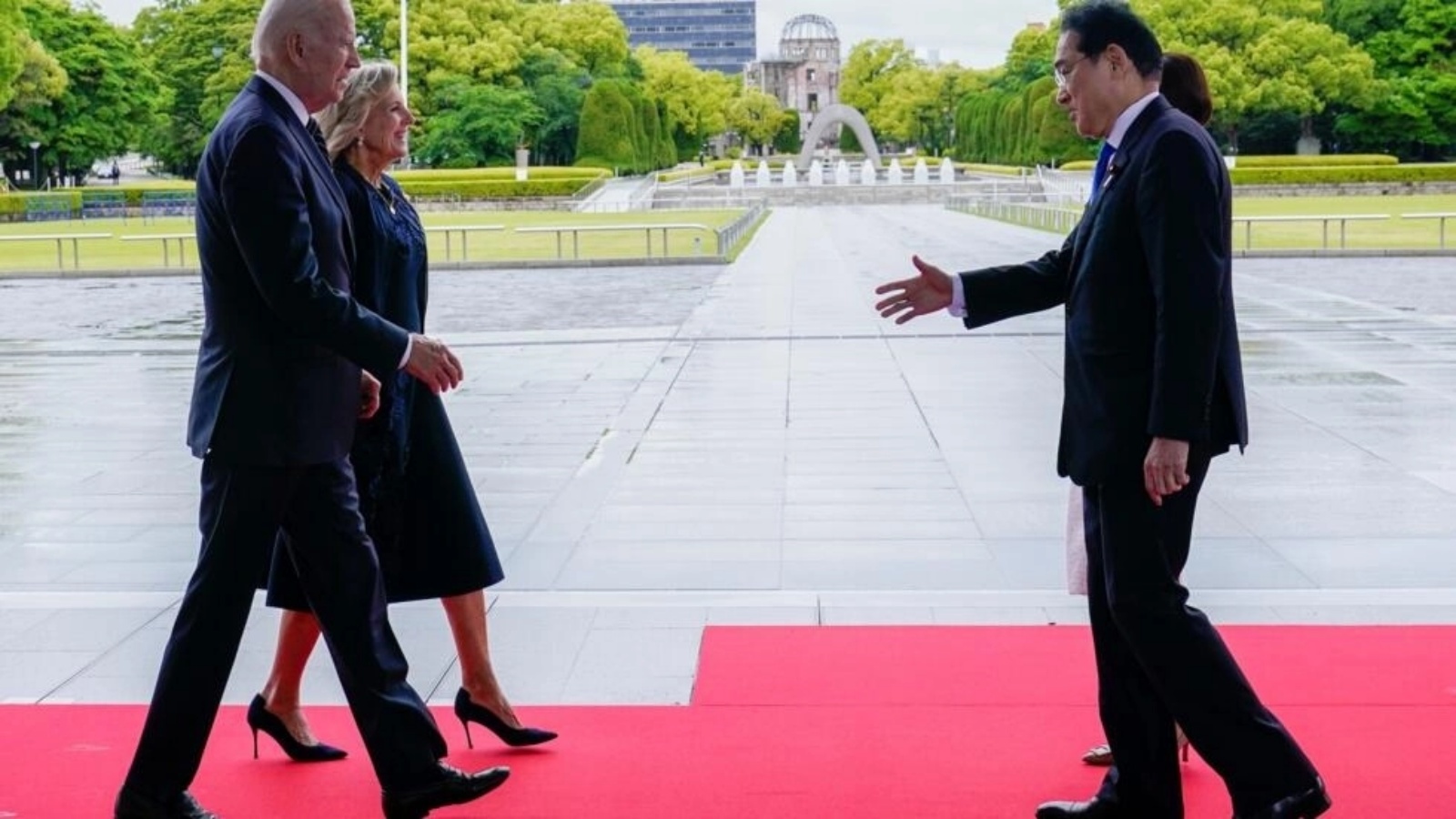 رئيس الوزراء الياباني فوميو كيشيدا (يمين) يستقبل الرئيس الأميركي جو بايدن وزوجته جيل في حديقة هيروشيما التذكارية للسلام في 19 مايو 2023