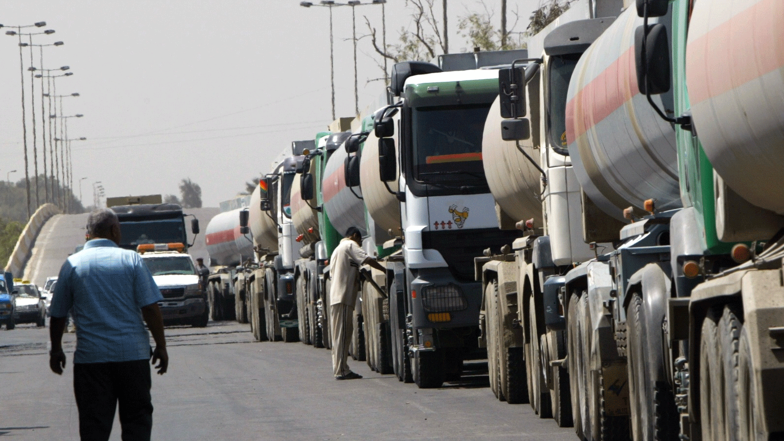 صورة أرشيفية لشاحنات عراقية تنقل وقودًا الى لبنان في العام الماضي