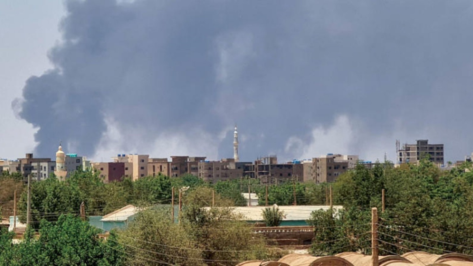 الدخان يغطي سماء العاصمة السودانية جراء القصف