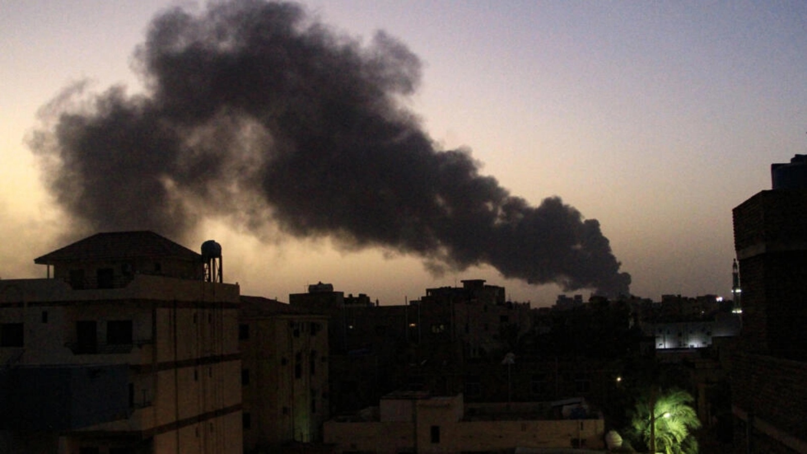 تصاعد الدخان من أحد أحياء الخرطوم في 19 مايو 2023
