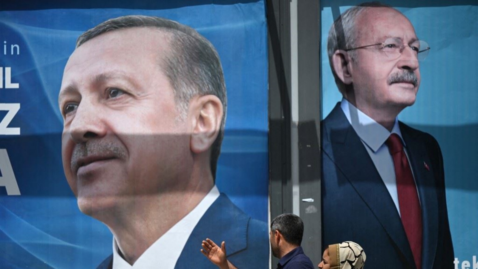 صورتان لإردوغان وكيليتشدار أوغلو رفعتا في سانليورفا جنوب شرق تركيا 28 أبريل 2023
