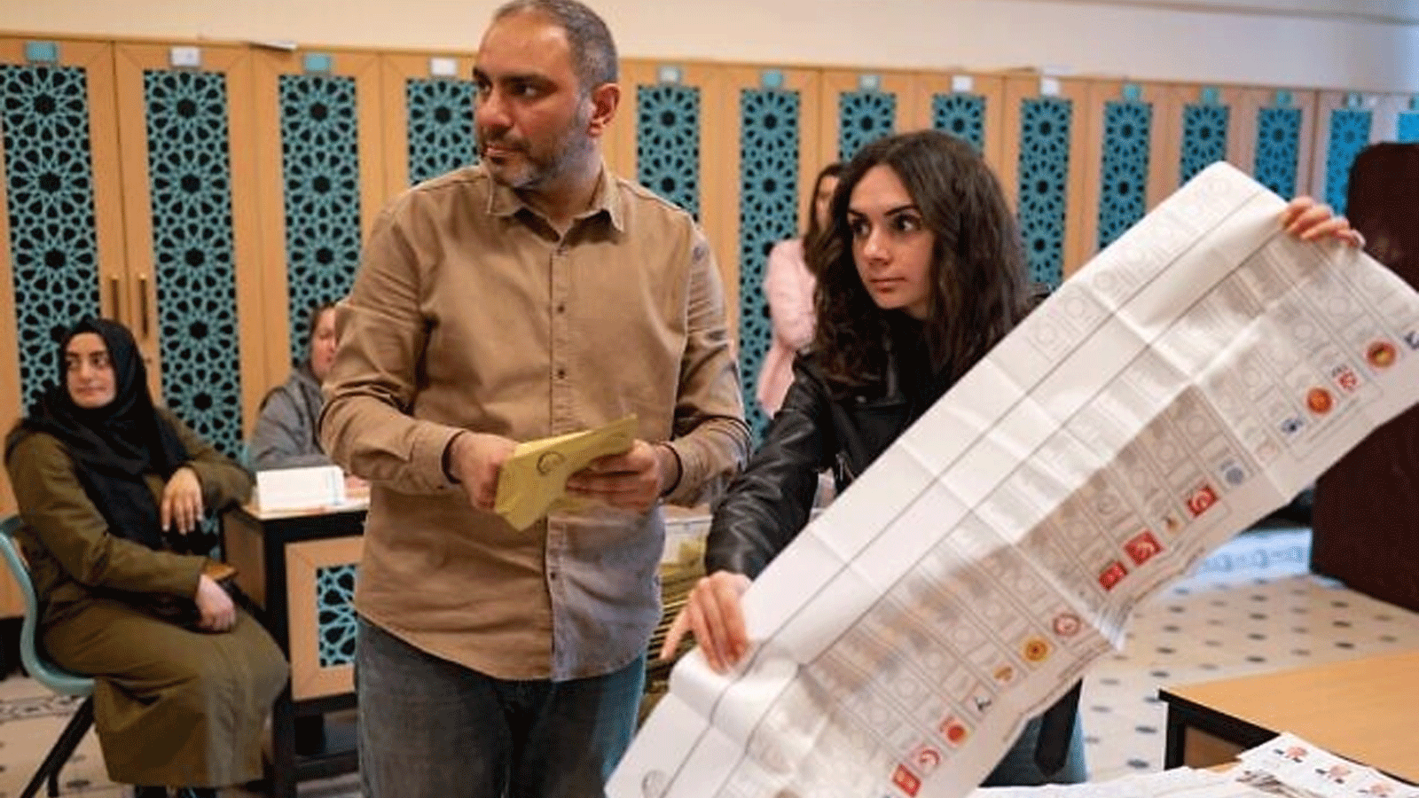 مسؤولو الانتخابات يعدون الأصوات في مركز اقتراع بعد إغلاق مراكز الاقتراع في الانتخابات العامة التركية في اسطنبول في 14 أيار\مايو 2023