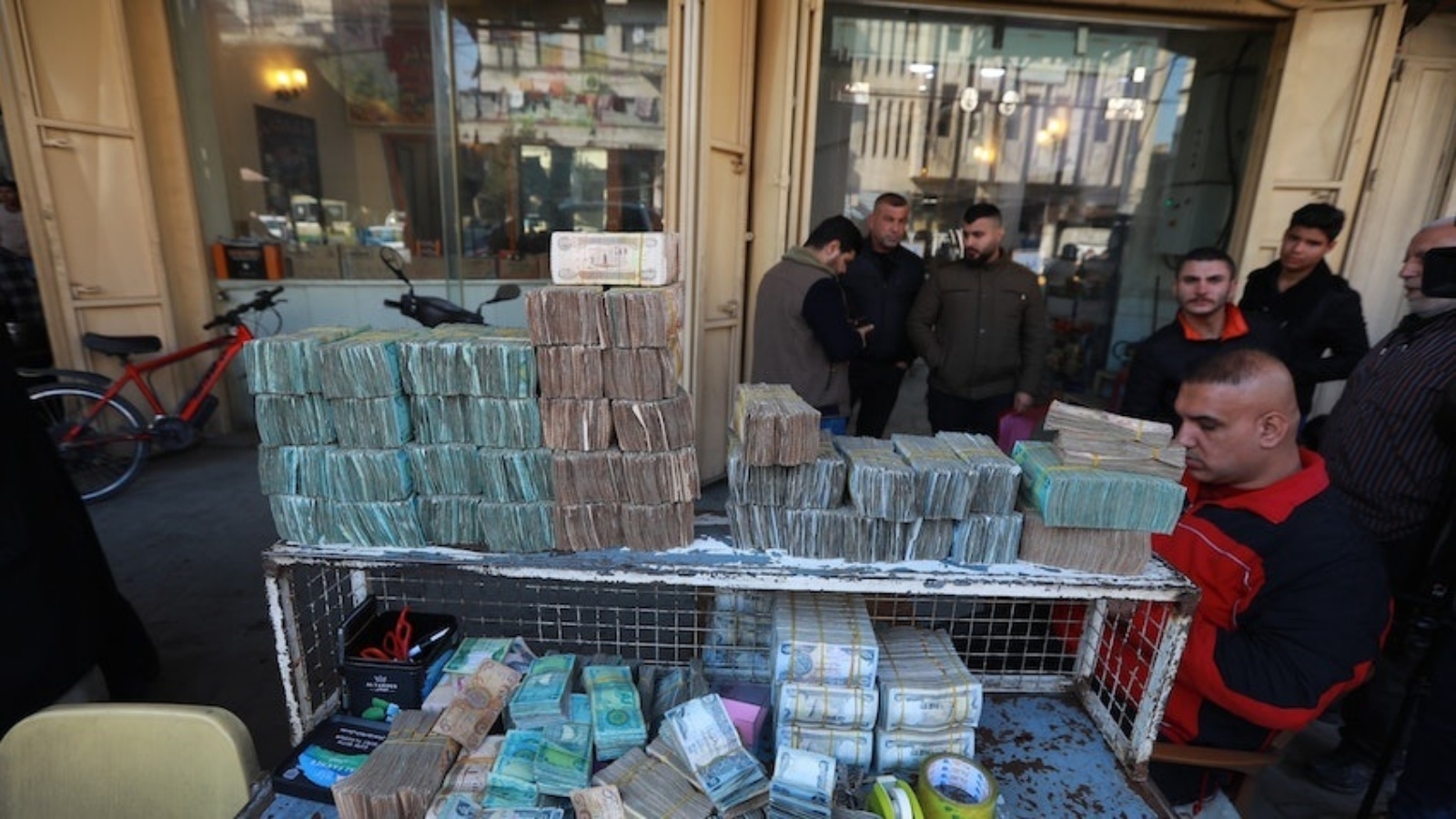 مكتب للصرافة في بغداد حيث بدأت السلطات حظرا بالقوة على استخدام الدولار في التعاملات المحلية (تويتر)