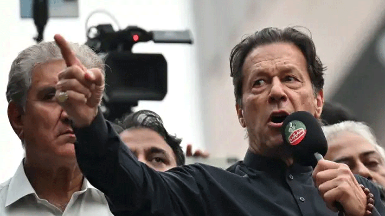 رئيس الوزراء الباكستاني السابق عمران خان (إلى اليمين) يخاطب أنصاره خلال مسيرة مناهضة للحكومة باتجاه العاصمة إسلام أباد