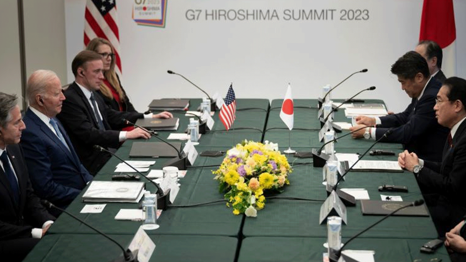 وزير الخارجية الأميركي أنتوني بلينكين (إلى اليسار) والرئيس الأميركي جو بايدن (الثاني إلى اليسار) ومستشار الأمن القومي جيك سوليفان (الثالث إلى اليسار) وآخرون يستمعون إلى رئيس الوزراء الياباني فوميو كيشيدا (إلى اليمين) خلال اجتماع ثنائي في هيروشيما في 18 أيار\ مايو 2023، قبيل قمة قادة مجموعة السبع