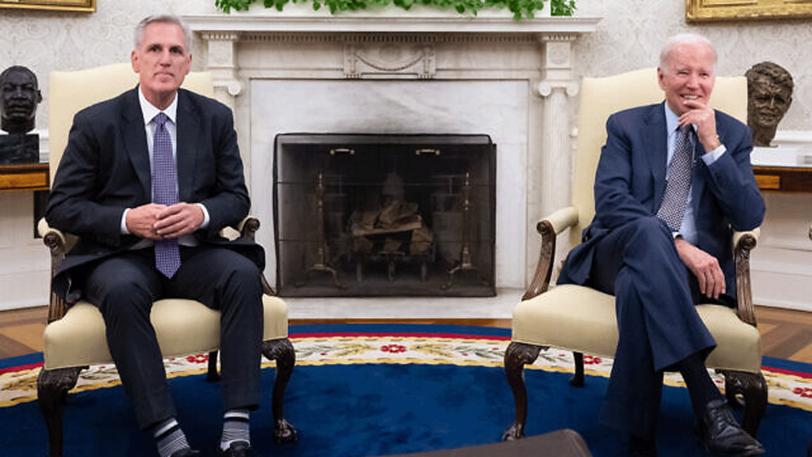 الرئيس الأميركي جو بايدن يلتقي برئيس مجلس النواب الأميركي كيفن مكارثي (يسار) بشأن سقف الديون، في المكتب البيضاوي للبيت الأبيض في واشنطن العاصمة، في 22 مايو\ايار 2023
