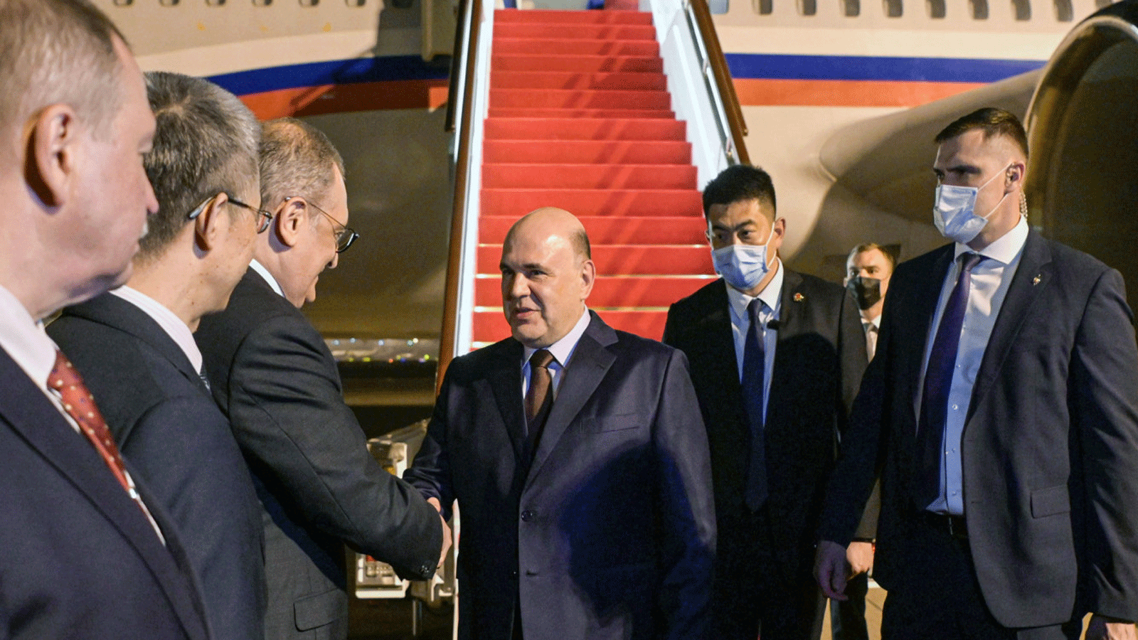 سفير موسكو لدى الصين إيغور مورجولوف وكبير دبلوماسي بكين لدى روسيا تشانغ هانهوي يستقبلان رئيس الوزراء الروسي ميخائيل ميشوستين في مطار شنغهاي