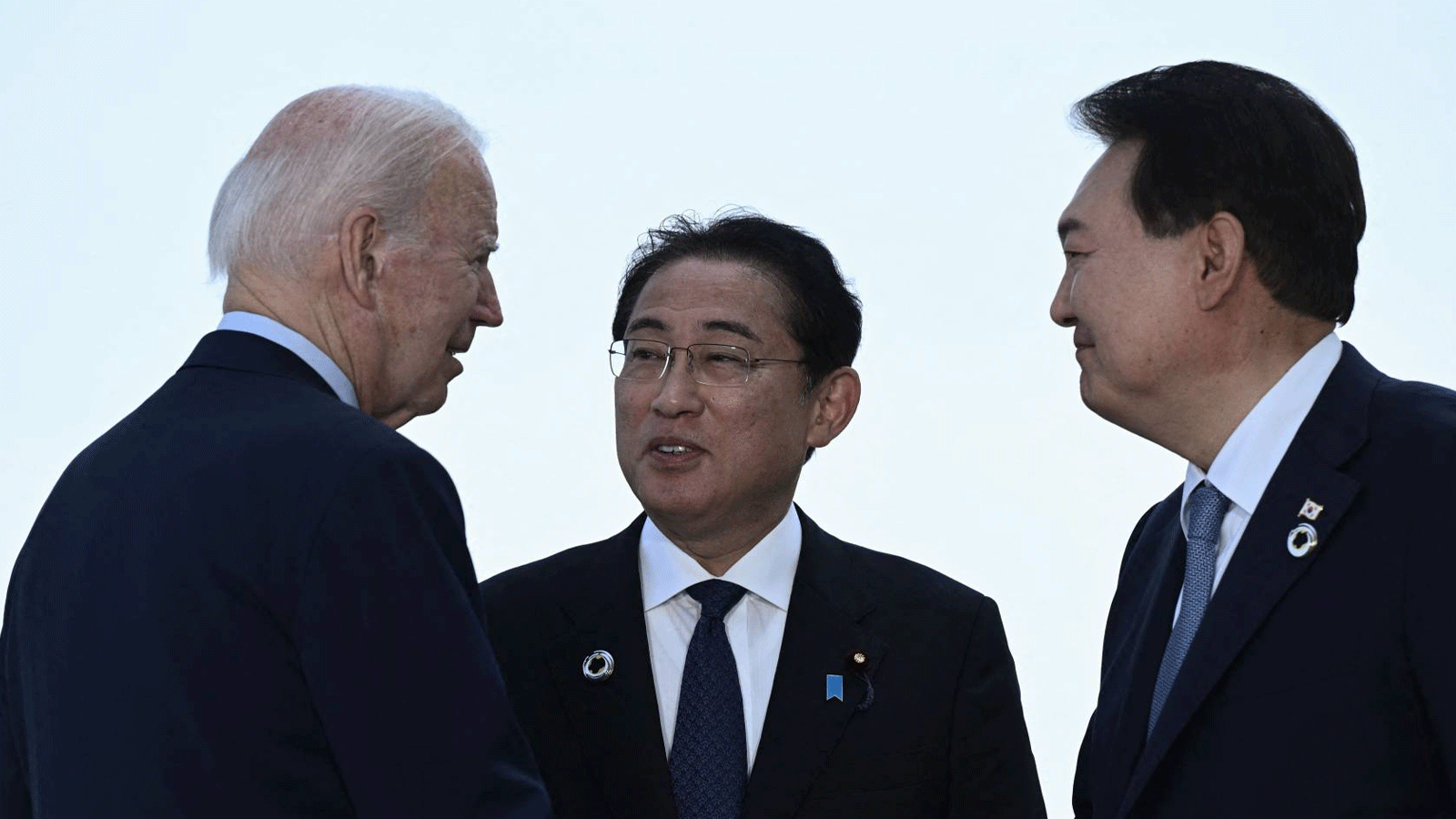 الرئيس الأميركي جو بايدن مع رئيس الوزراء الياباني فوميو كيشيدا ورئيس كوريا الجنوبية يون سوك يول في ​​هيروشيما يوم الأحد 21 ايار\مايو 2023