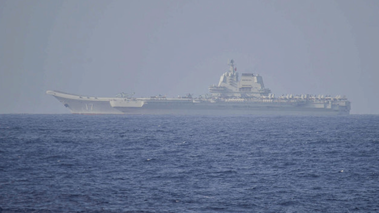 حاملة الطائرات الصينية شاندونغ في مياه المحيط الهادئ(صورة نشرتها وزارة الدفاع اليابانية في 6 نيسان\أبريل 2023)