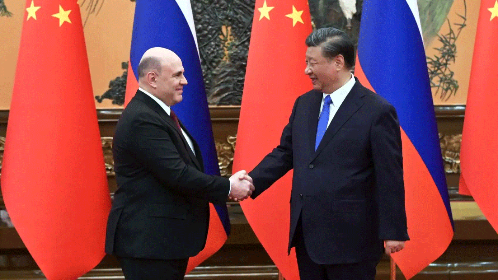 رئيس الوزراء الروسي ميخائيل ميشوستين يلتقي الرئيس الصيني شي جين بينغ في بكين عند وصوله إلى الصين