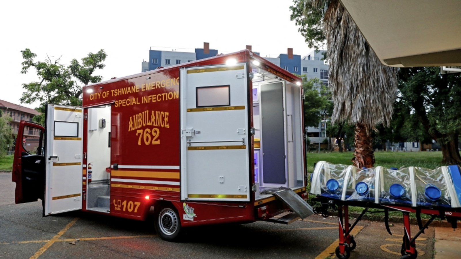 سيارة إسعاف وحدة العدوى الخاصة في مدينة تشوان في محطة هاتفيلد للطوارئ في بريتوريا