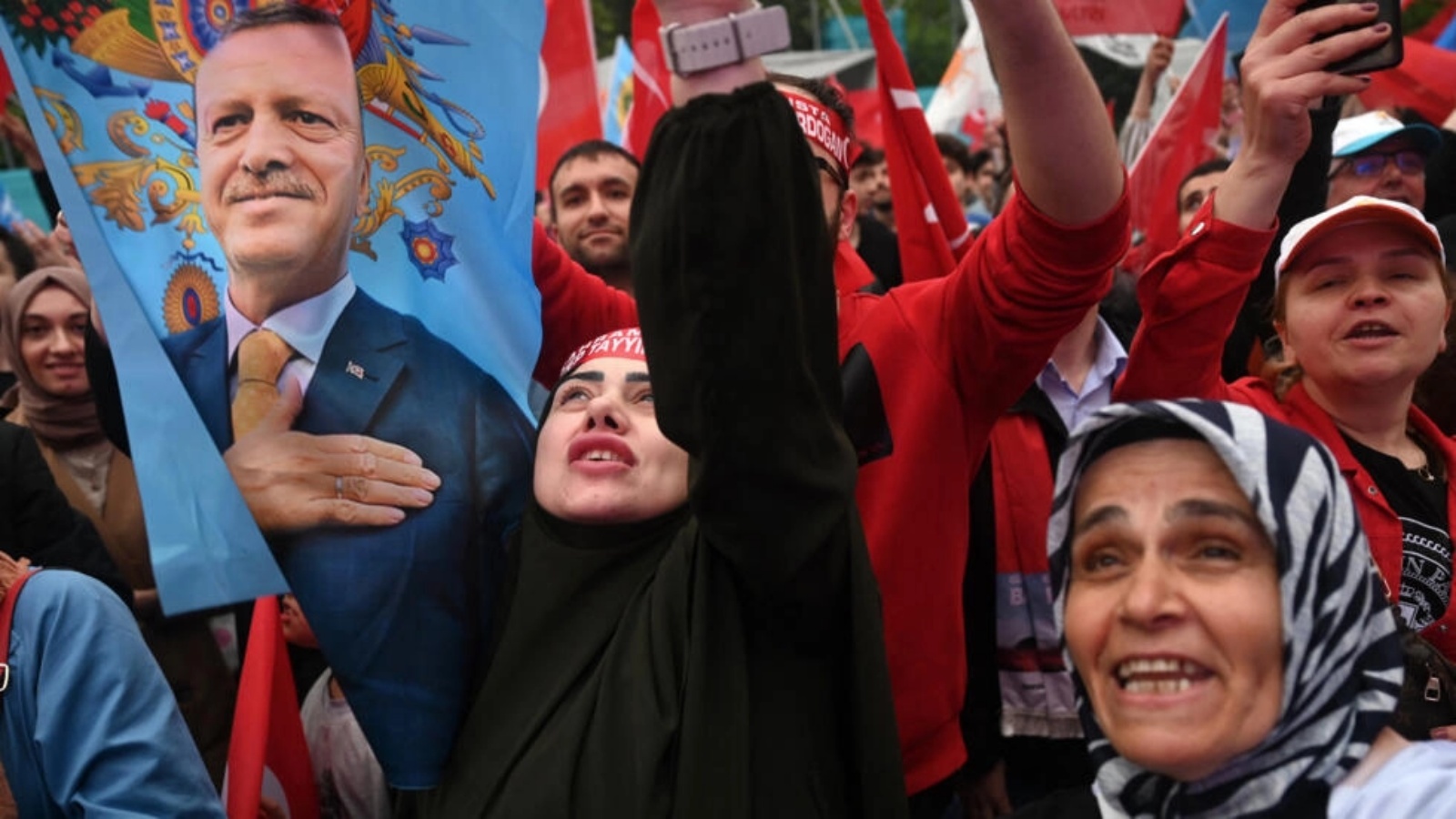 أنصار أردوغان يحتفلون بفوزه في الدورة الثانية من الانتخابات الرئاسية التركية أمام مقر حزب العدالة والتنمية في إسطنبول، 28 مايو 2023