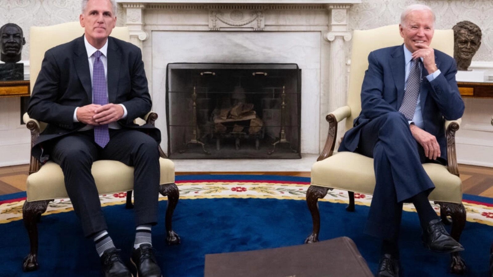 الرئيس الأميركي جو بايدن (يمين) ورئيس مجلس النواب الجمهوري كيفن ماكارثي في البيت الأبيض في واشنطن في 22 مايو 2023 
