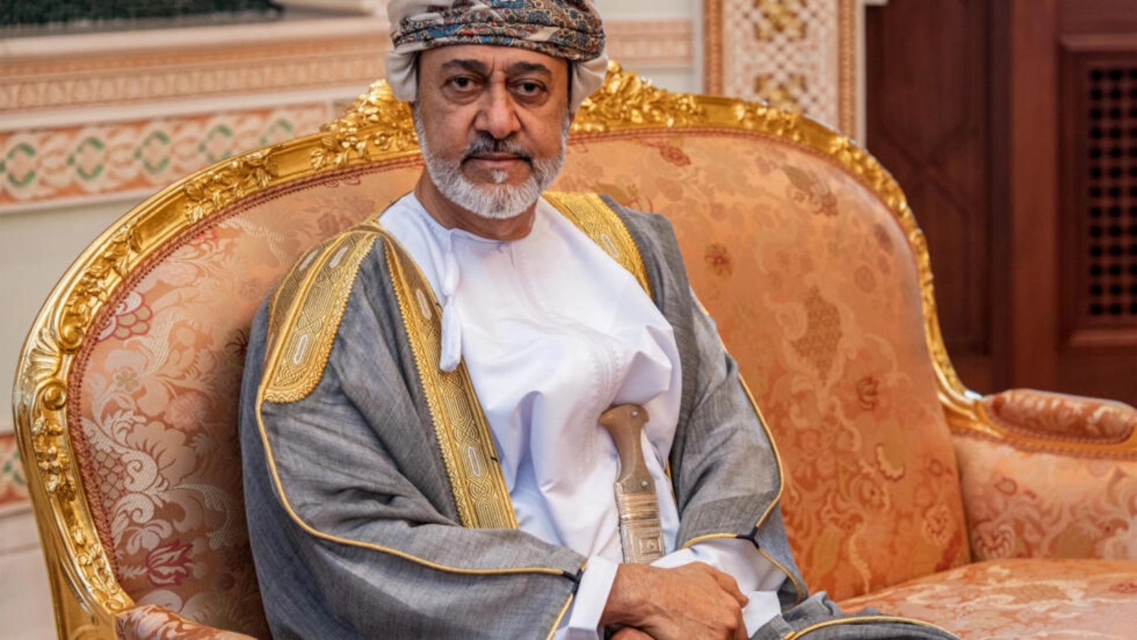 صورة وزعتها وكالة الأنباء العمانية تُظهر سلطان عمان هيثم بن طارق آل سعيد في اجتماع مع وزير الخارجية الإيرانية في مسقط في 28 ديسبمر 2022 