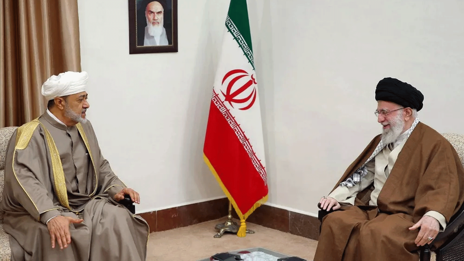 المرشد الأعلى الإيراني آية الله علي خامنئي (إلى اليمين) خلال لقاء مع السلطان العماني هيثم بن طارق آل سعيد في طهران عاصمة إيران