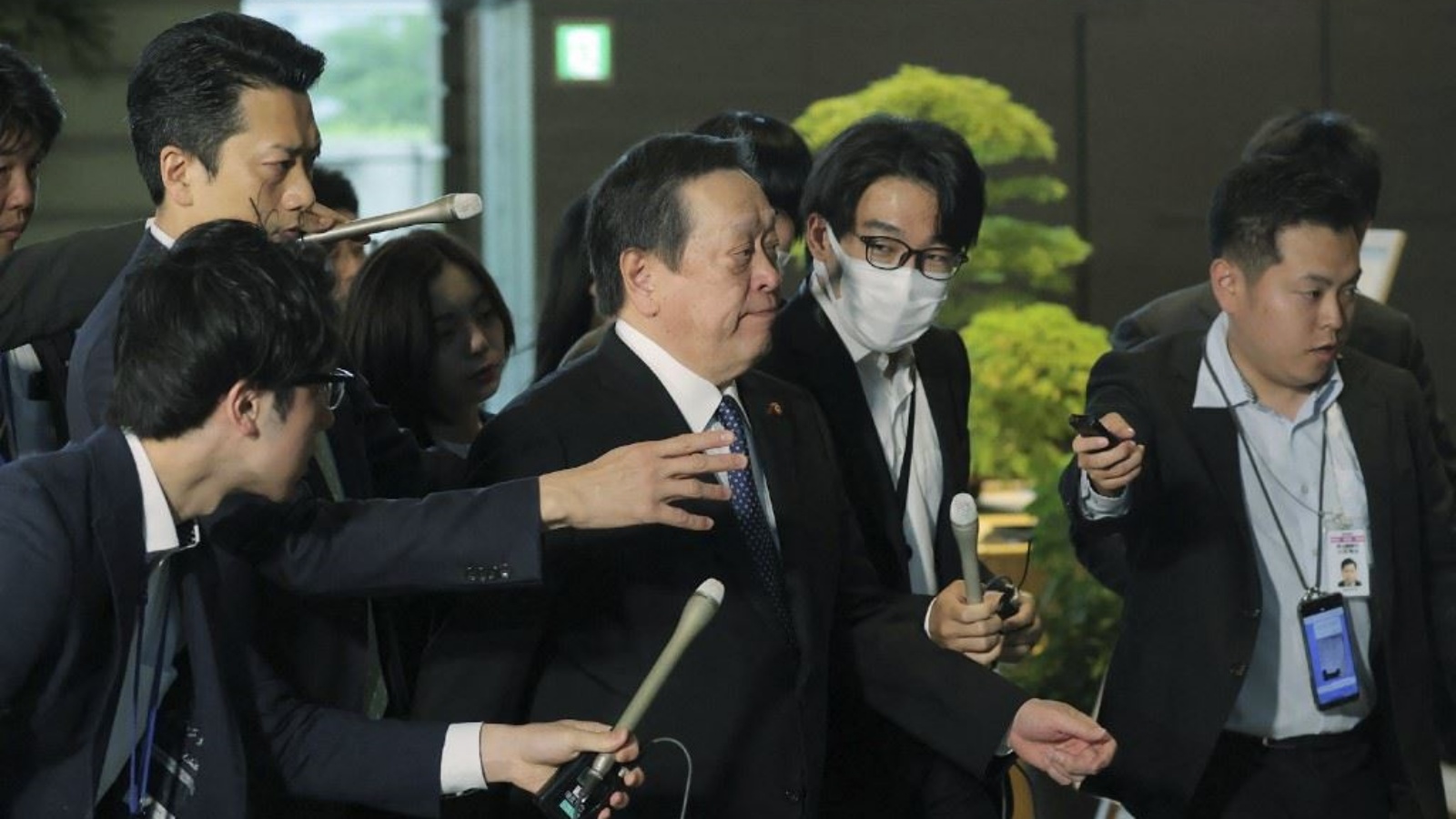 وزير الدفاع الياباني ياسوكازو هامادا (في الوسط) لدى وصوله إلى مكتب رئيس الوزراء في طوكيو 31 مايو 2023