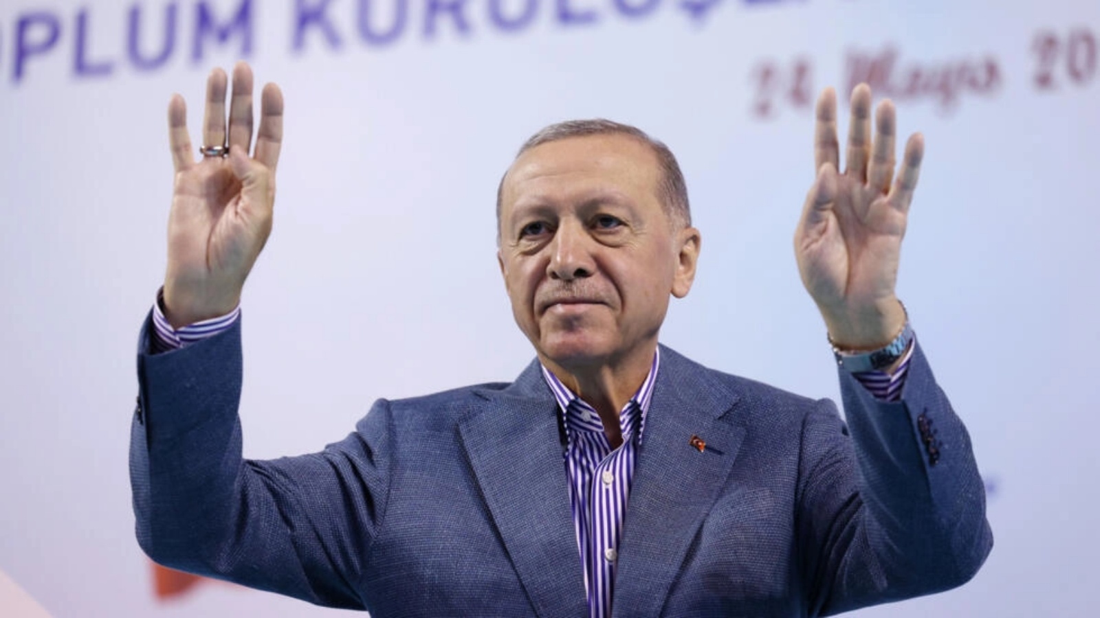 الرئيس التركي رجب طيب أردوغان وهو يحيي الجمهور أثناء حضوره تجمعا انتخابيا في أنقرة. 24 مايو 2023