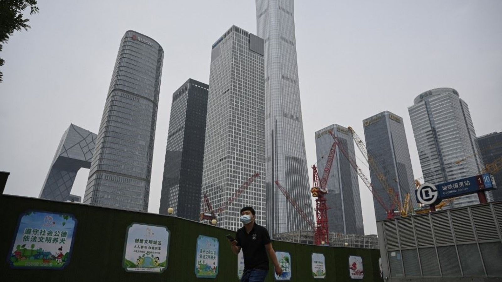 رجل يمر بجوار منطقة الأعمال المركزية في بيجينغ 31 مايو 2023
