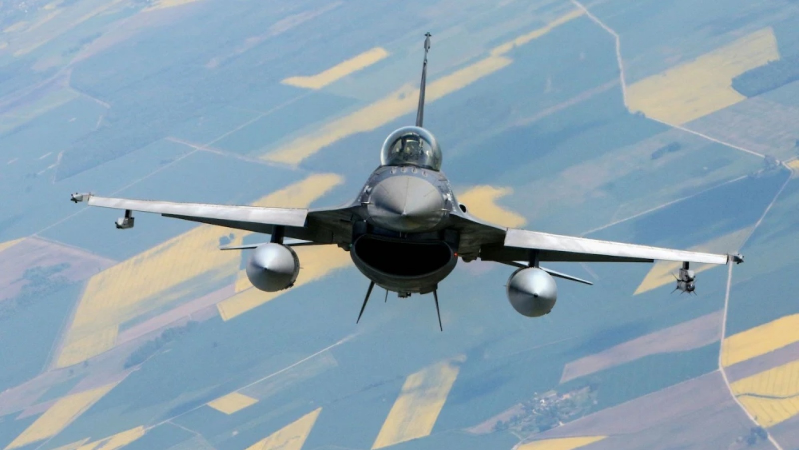 طائرة مقاتلة تابعة للقوات الجوية الرومانية من طراز F-16 تشارك في مهمة الشرطة الجوية لمنطقة البلطيق التابعة لحلف شمال الأطلسي في المجال الجوي الليتواني بالقرب من سياولياي في 23 مايو