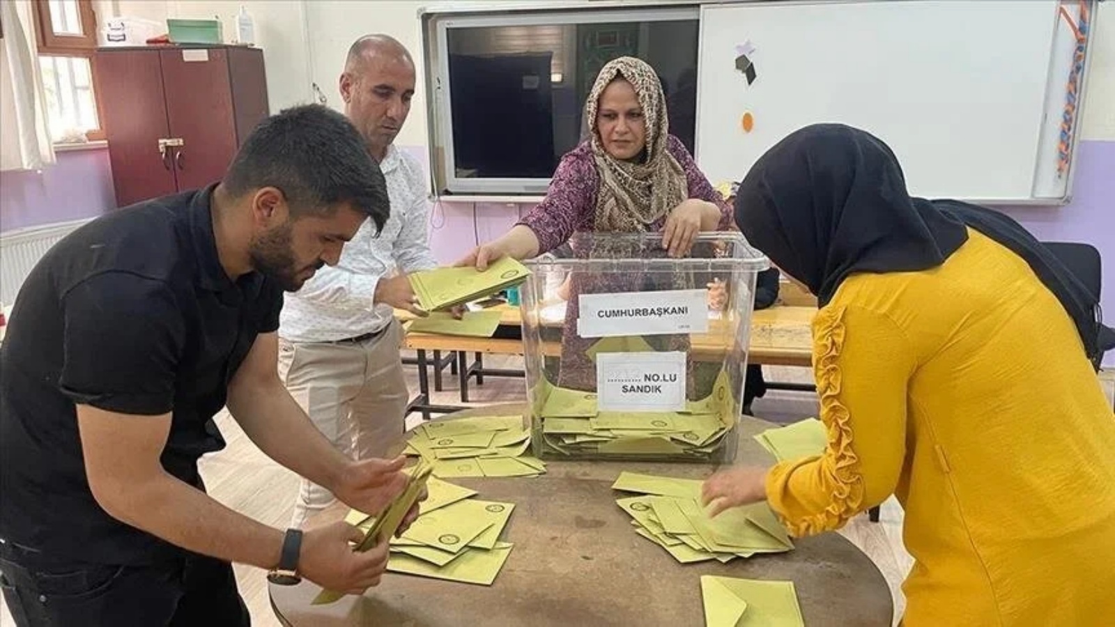 عملية فرز الأصوات في الجولة الثانية من الانتخابات الرئاسية التركية