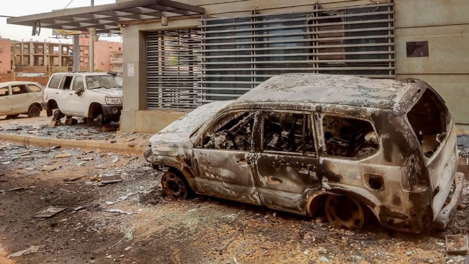 سيارات مدمّرة أمام المقر المحترق للجهاز المركزي للإحصاء السوداني على طريق الستين جنوب الخرطوم 29 مايو 2023