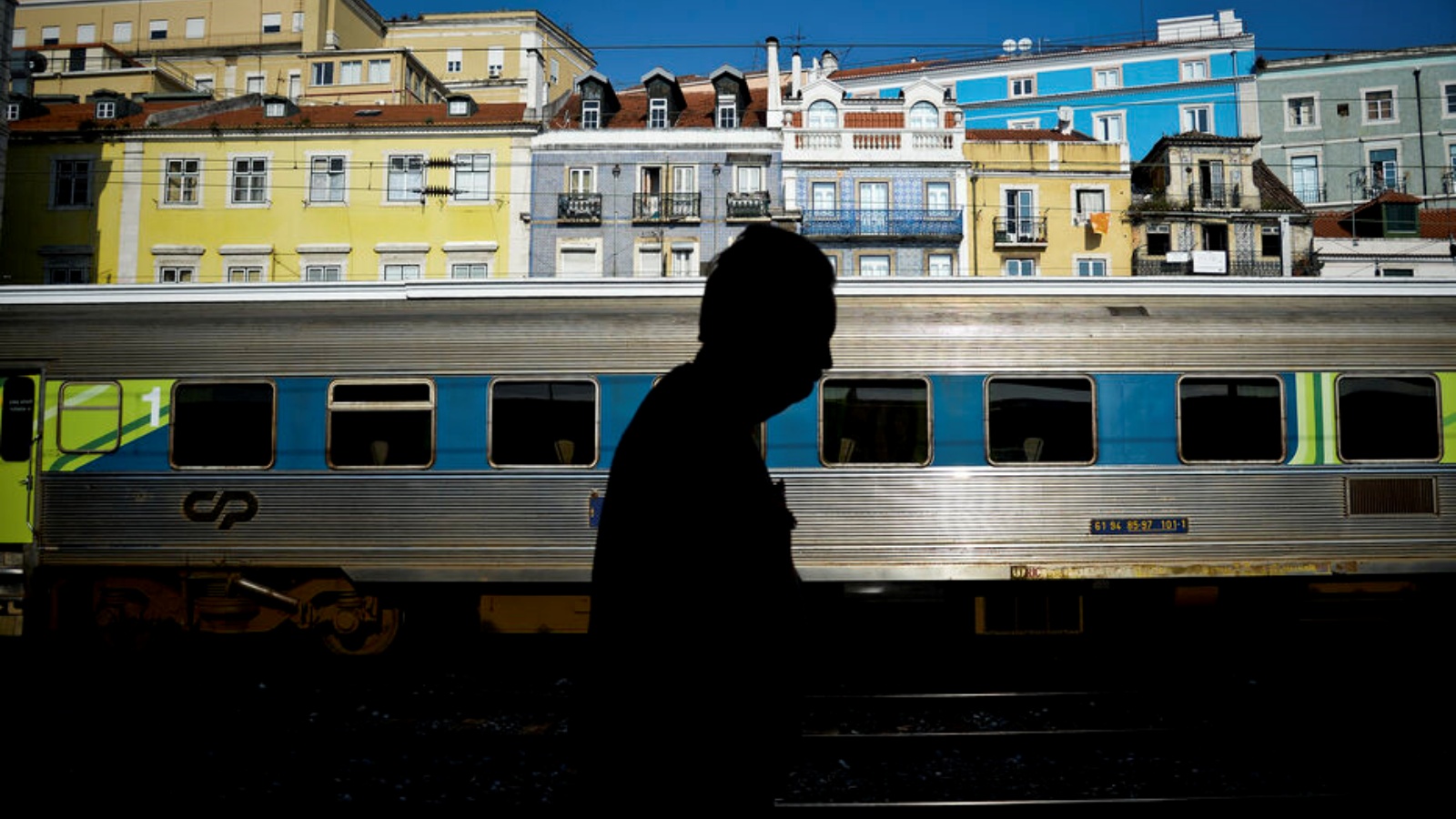 شخص يمر عبر قطار ثابت في لشبونة، البرتغال